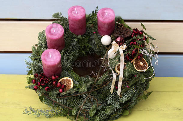 用粉色蜡烛装饰的圣诞花环