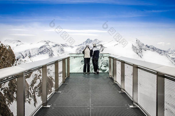 两个人从观景台看阿尔卑斯山