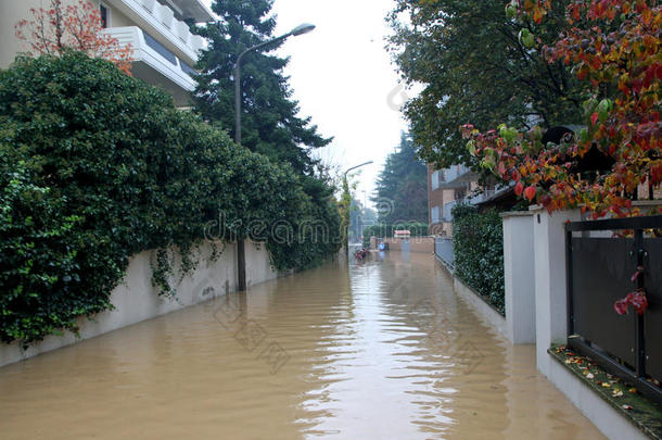 洪水期间道路完全被<strong>淤泥</strong>淹没