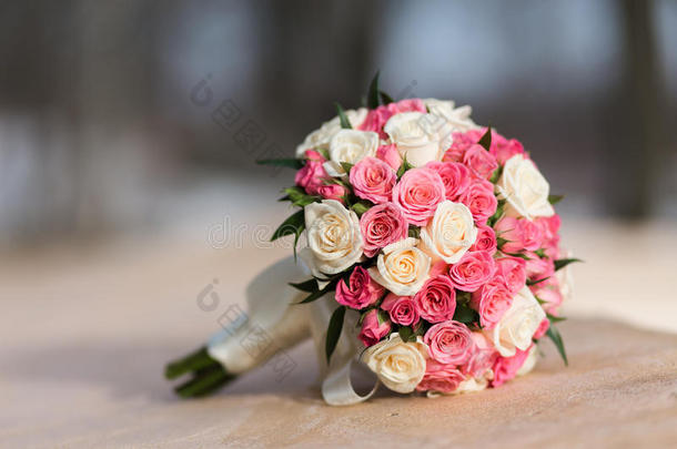 一束红白玫瑰的婚礼花束