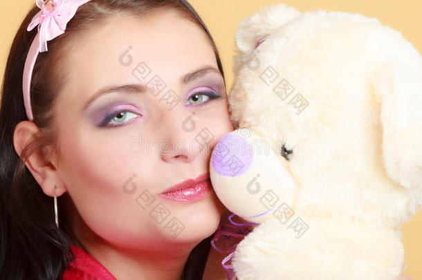 童稚少女粉色亲吻泰迪熊玩具娃娃