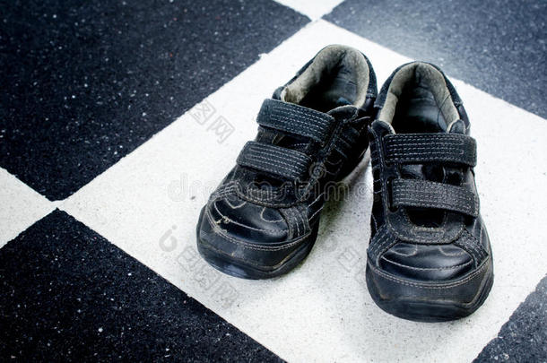 黑色旧跑鞋