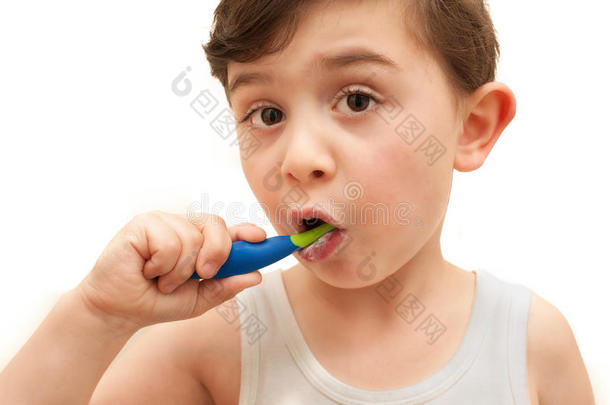 小男孩刷牙隔离