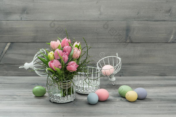 淡粉色郁金香花和复活节彩蛋