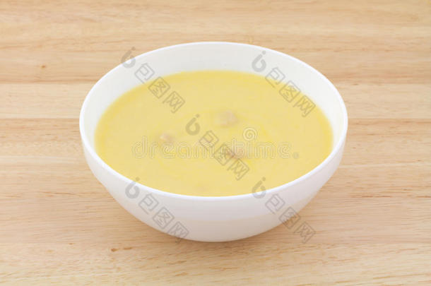 木桌白碗鸡汤