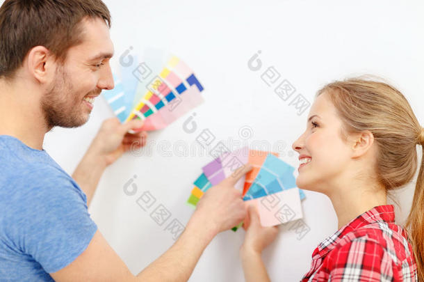 一对微笑的夫妇在家看彩色样品