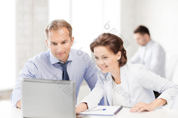 男人和女人在办公室里用笔记本电脑工作