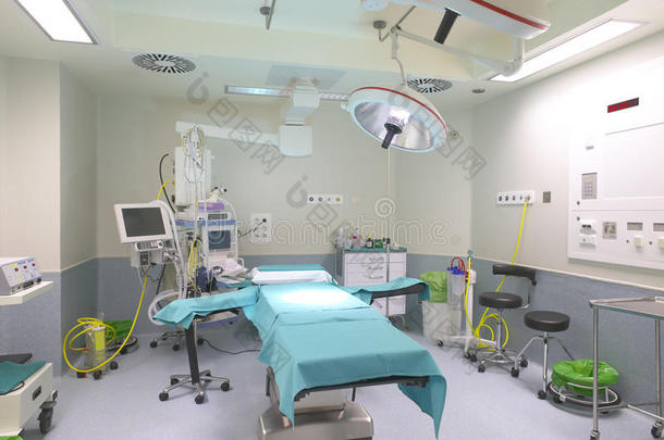 手术室内部配有医疗设备。