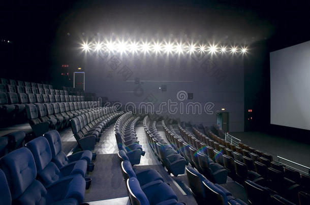 电影院内部有灯光。椅子和屏风。