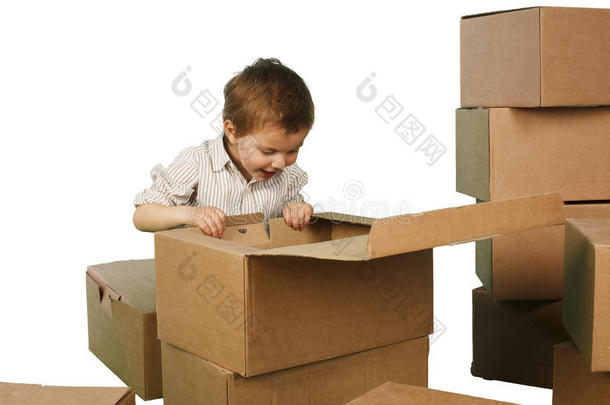 小男孩在盒子里玩