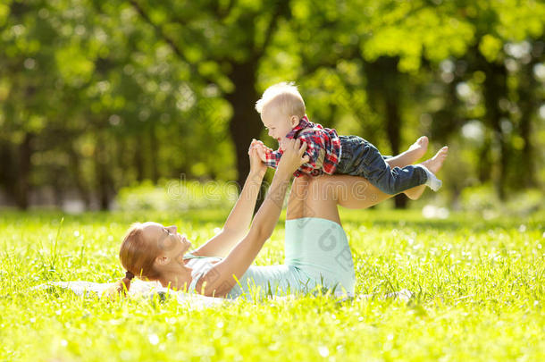 可爱的小宝宝在公园里，妈妈在草地上。可爱的宝宝和妈妈在户外。带着微笑情绪的孩子和妈妈散步。山猫