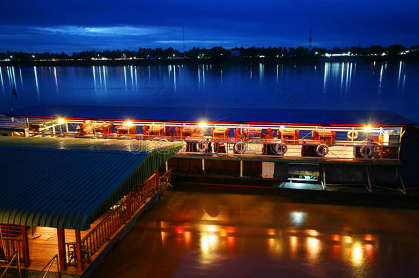湄公河上泰国和老挝交界处的旅游船（图为从泰国到老挝）。湄公河是世界上第11长的