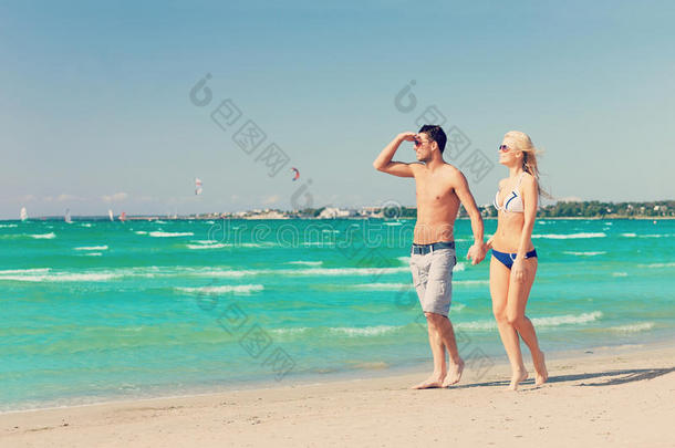 一对在海滩上散步的情侣