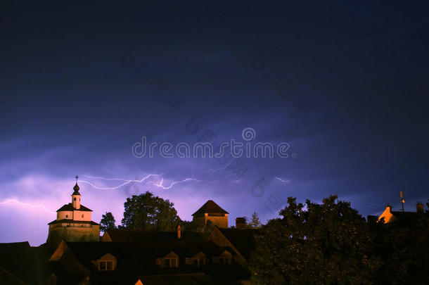 在有城堡和小礼拜堂的古老中世纪城市的风暴中的闪电（卡姆尼克，斯洛文尼亚）