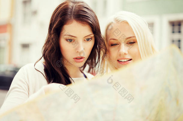 城市旅游地图上的美女