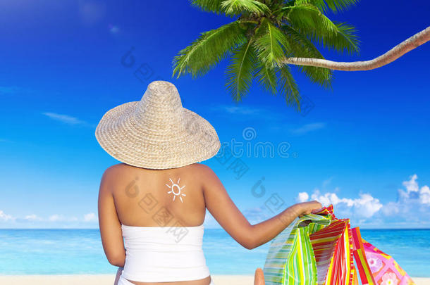 带着购物袋在海边度假的女人
