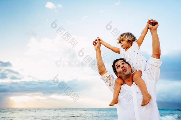 健康可爱的父女一起在沙滩上玩耍