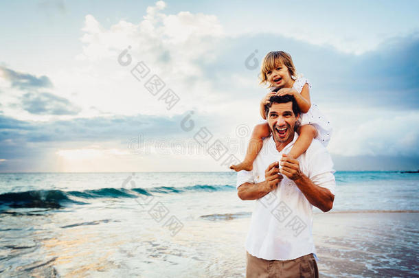 健康可爱的<strong>父女</strong>一起在沙滩上<strong>玩耍</strong>