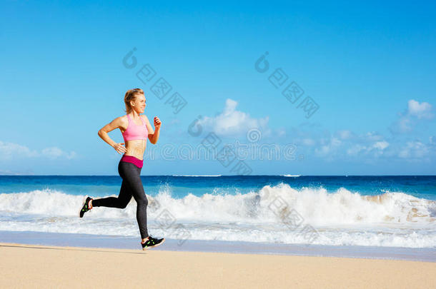 在沙滩上跑步的运动健身妇女