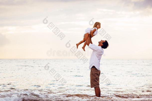 健康可爱的<strong>父女</strong>一起在沙滩上<strong>玩耍</strong>