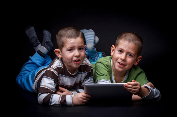 儿童使用电子平板电脑