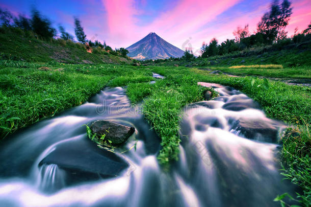 马永火山，水流湍急