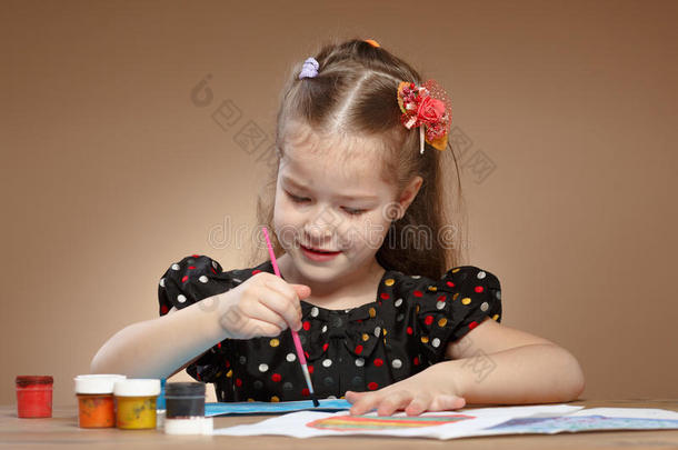 小女孩在幼儿园画画