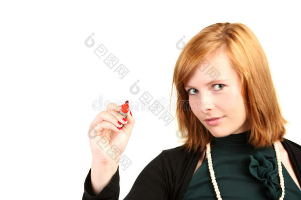 年轻的女商人，拿着红笔准备叠<strong>一张图</strong>表