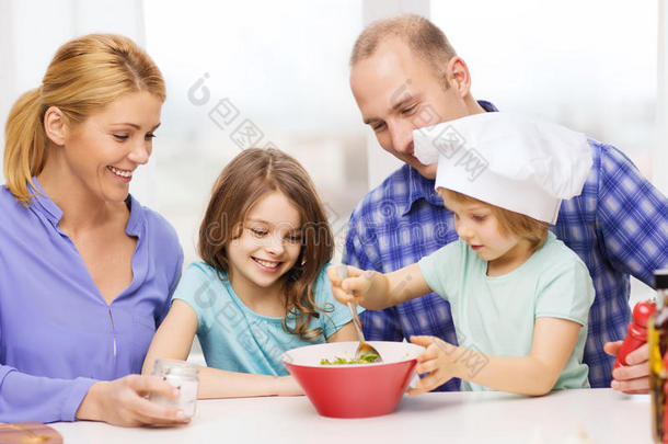 有两个孩子在家吃饭的幸福家庭