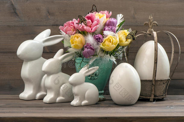 复活节装饰，有郁金香、鸡蛋和兔子