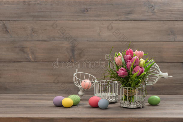 淡色的郁金香花和复活节彩蛋