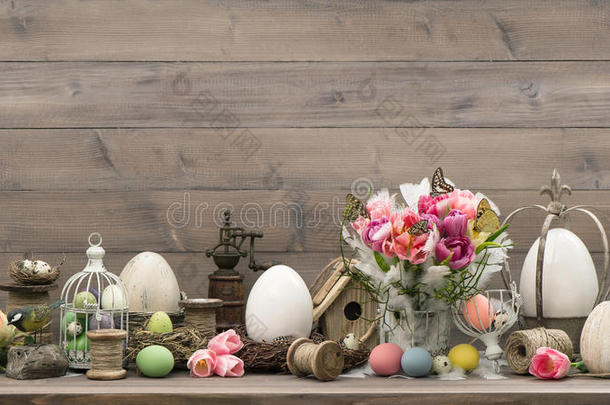 复活节用郁金香彩蛋装饰