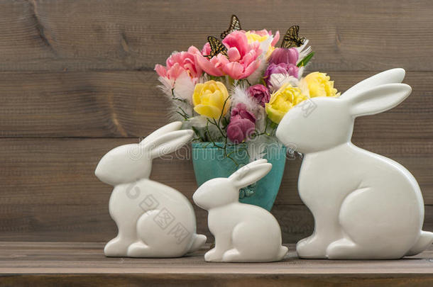 带郁金香花的复活节兔子