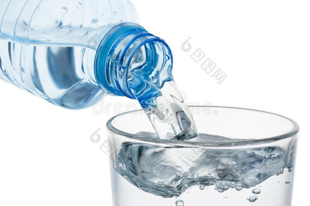 从隔离的塑料瓶里倒一杯水