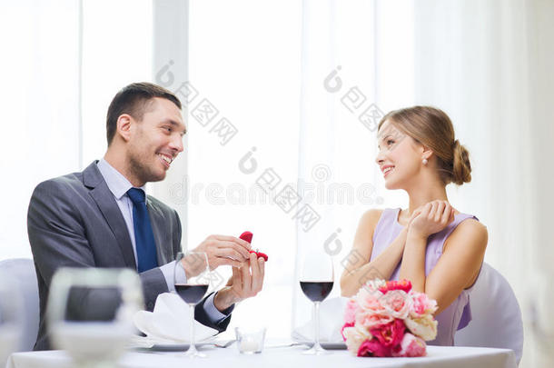 在餐厅向女友<strong>求婚</strong>的男人