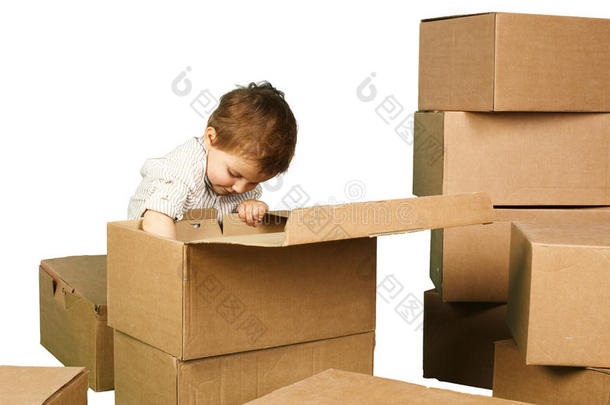 小男孩在盒子里玩