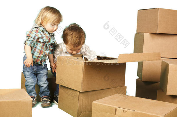 小男孩和女孩在盒子里玩