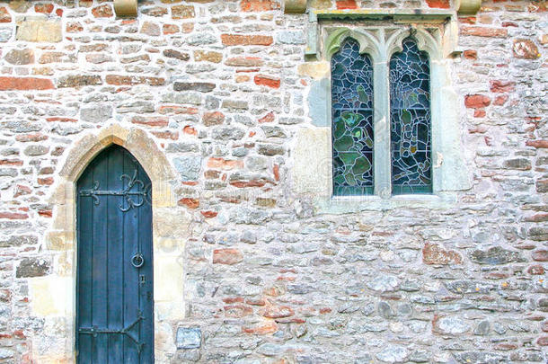 有门窗的教堂石墙