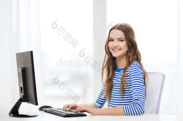梦幻少女在家玩电脑