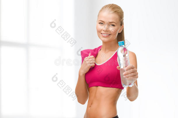 带着一瓶水和毛巾的运动型女人