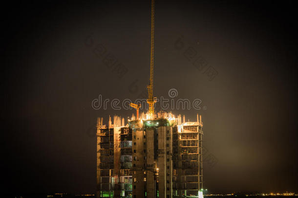 起重机在夜间建造大型建筑物