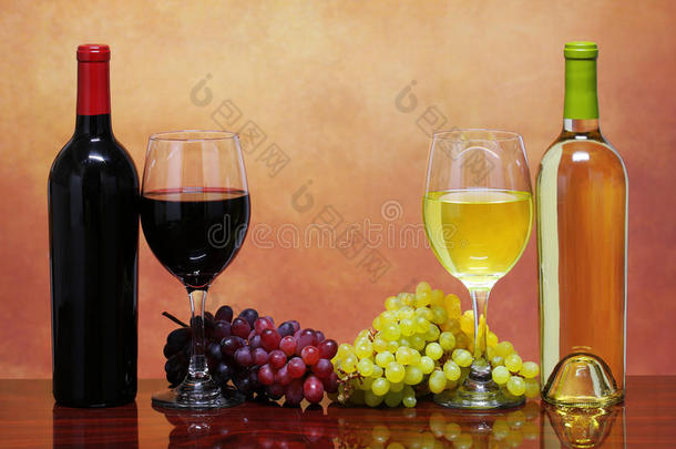 一瓶瓶红葡萄酒和白葡萄酒配上新鲜的葡萄