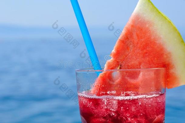 海滩上的新鲜热带水果鸡尾酒配西瓜片