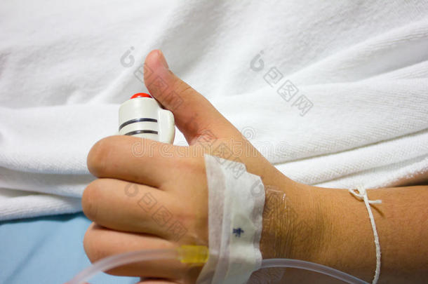 病人在医院里握着<strong>呼救</strong>电话的手