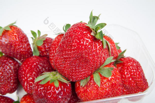 草莓在塑料托盘里