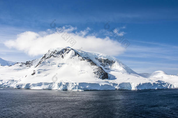 南极洲-晴天的童话般的风景