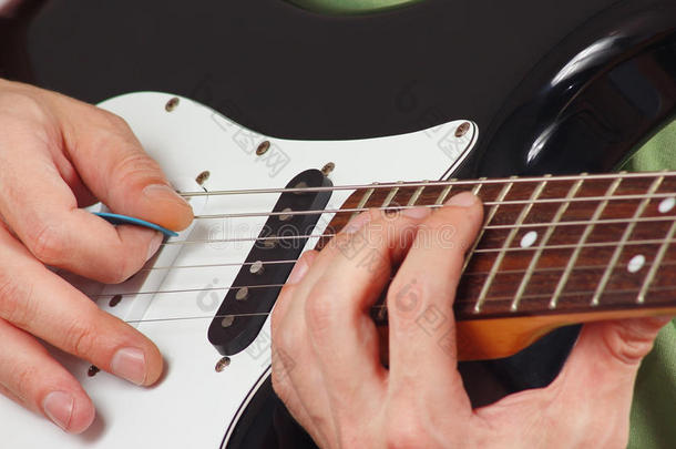 摇滚吉他手把手指放在电吉他特写镜头的和弦上