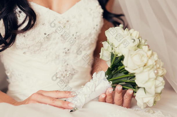 新娘手持白玫瑰花束