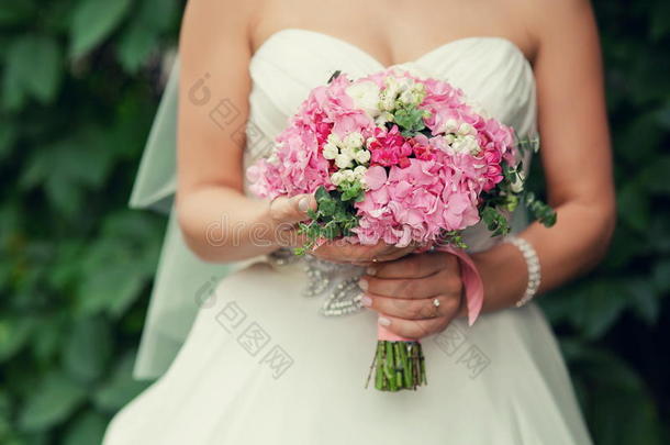粉色新娘婚礼花束
