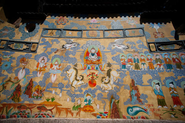 大研古城建筑墙上的藏族艺术壁画。